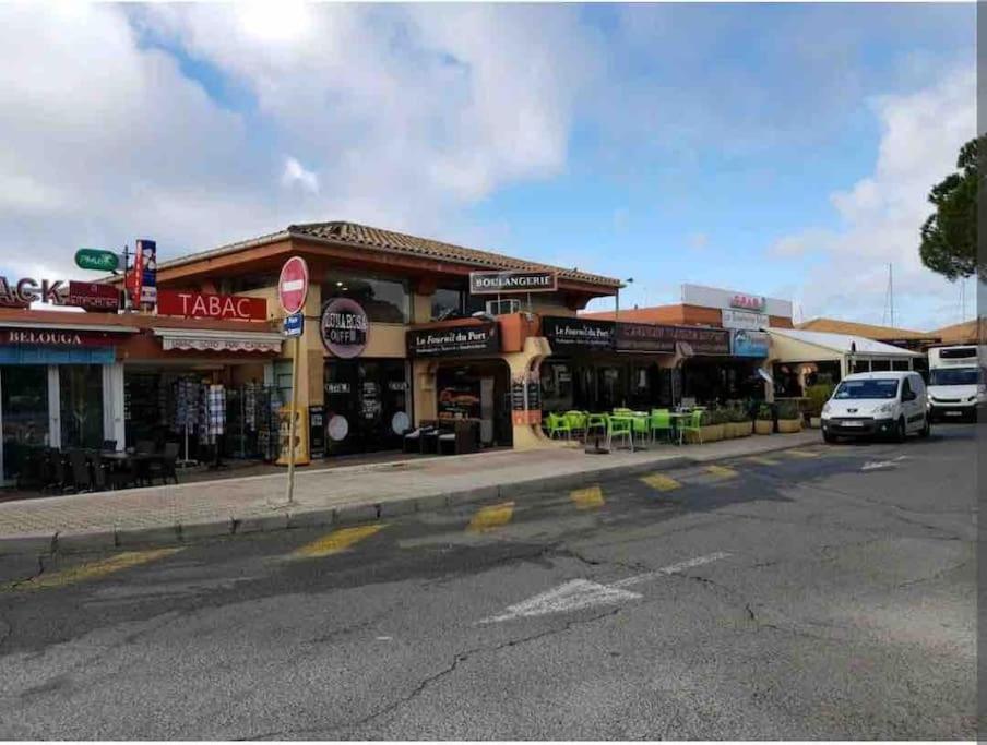 Chaleureux Appartement Face Au Port Sta Lucia, Tout A Pieds, Wifi Saint-Raphaël Exteriör bild